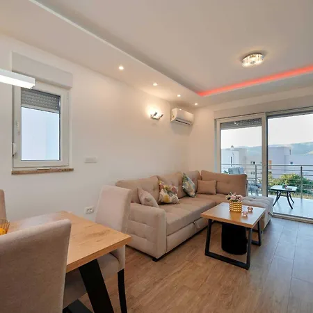 Exclusive Okrug Gornji With Shared Pool