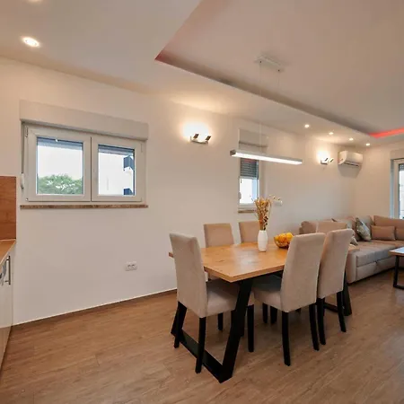 Exclusive Okrug Gornji With Shared Pool