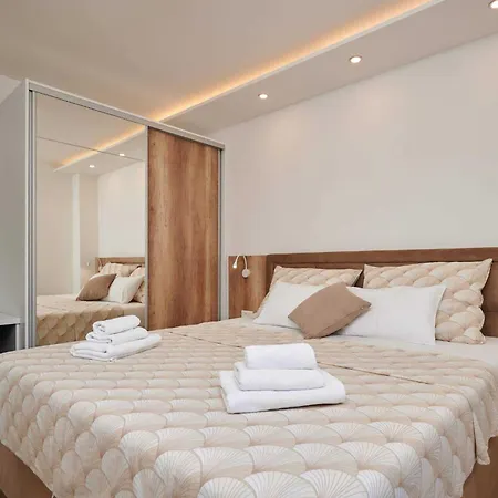 Exclusive Okrug Gornji With Shared Pool Apartment Trogir