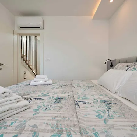 Exclusive Okrug Gornji With Shared Pool Apartment Trogir