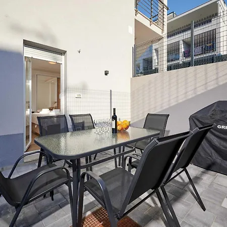 Apartment Exclusive Okrug Gornji With Shared Pool Trogir