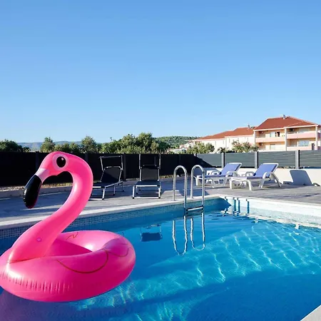 Exclusive Okrug Gornji With Shared Pool Trogir