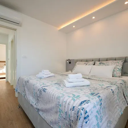 Apartment Exclusive Okrug Gornji With Shared Pool