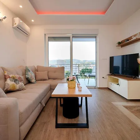 Exclusive Okrug Gornji With Shared Pool Apartment *