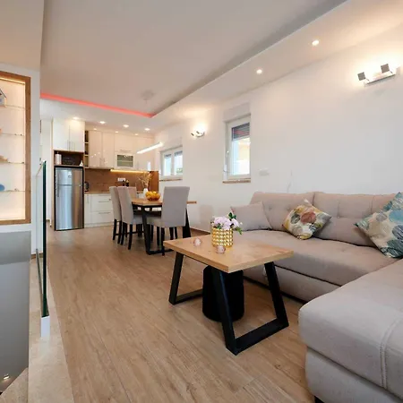 Exclusive Okrug Gornji With Shared Pool * Trogir