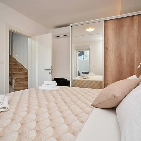 Apartment Exclusive Okrug Gornji With Shared Pool
